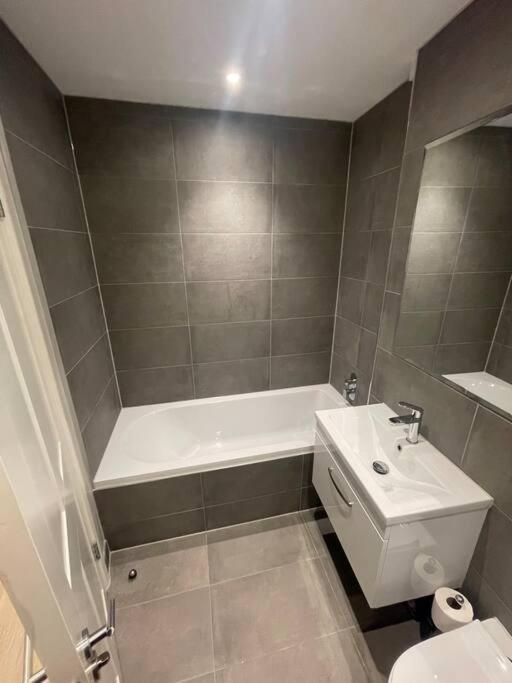 Ferienwohnung Marvellous New Build 2 Bed Flat - 1 Ophelia Court Epsom Exterior foto