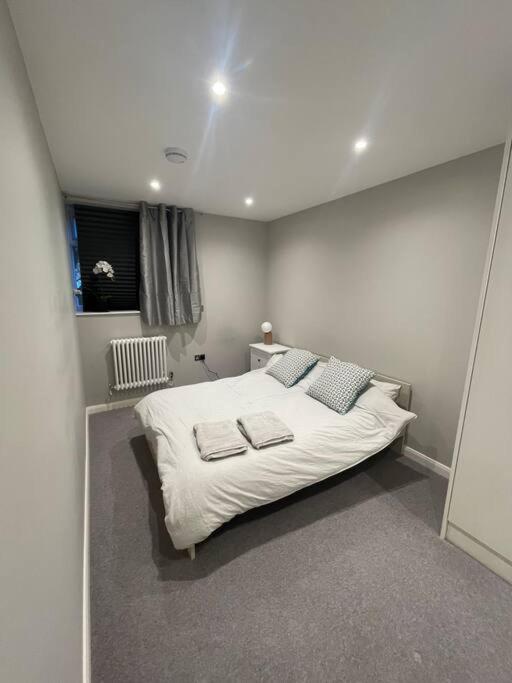 Ferienwohnung Marvellous New Build 2 Bed Flat - 1 Ophelia Court Epsom Exterior foto