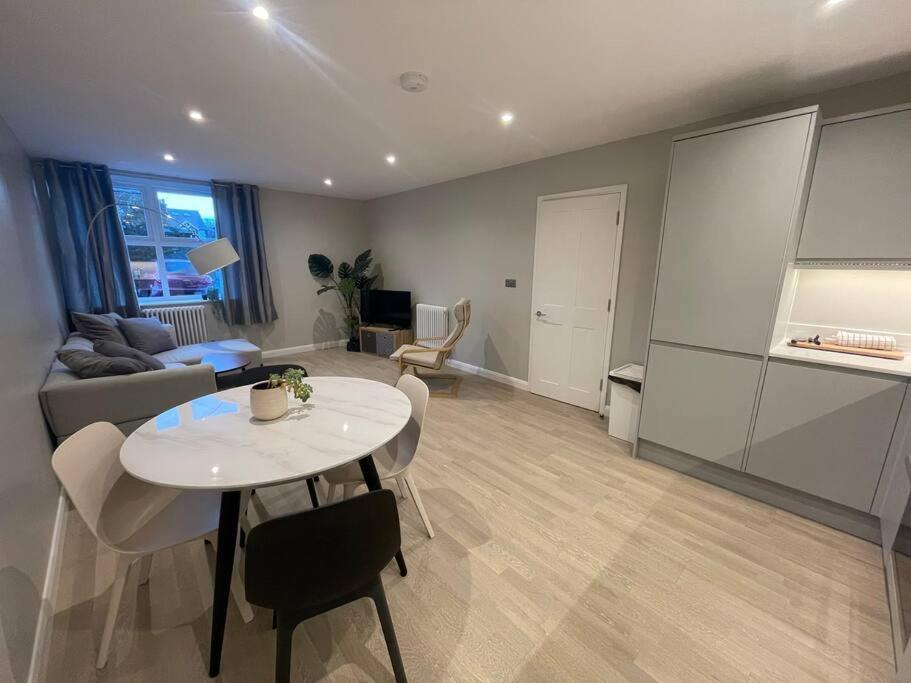 Ferienwohnung Marvellous New Build 2 Bed Flat - 1 Ophelia Court Epsom Exterior foto