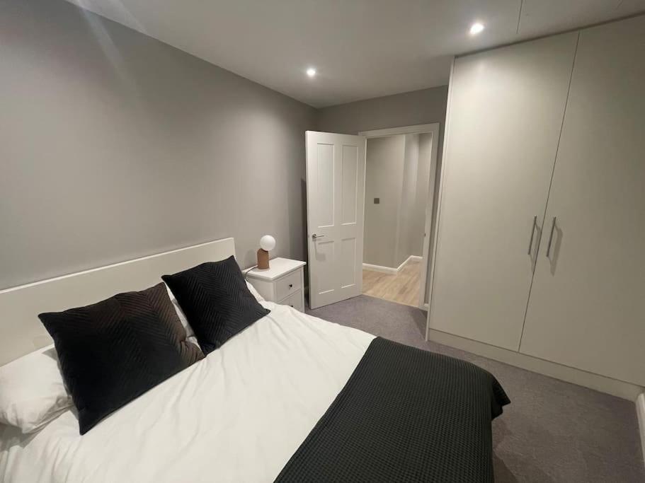 Ferienwohnung Marvellous New Build 2 Bed Flat - 1 Ophelia Court Epsom Exterior foto