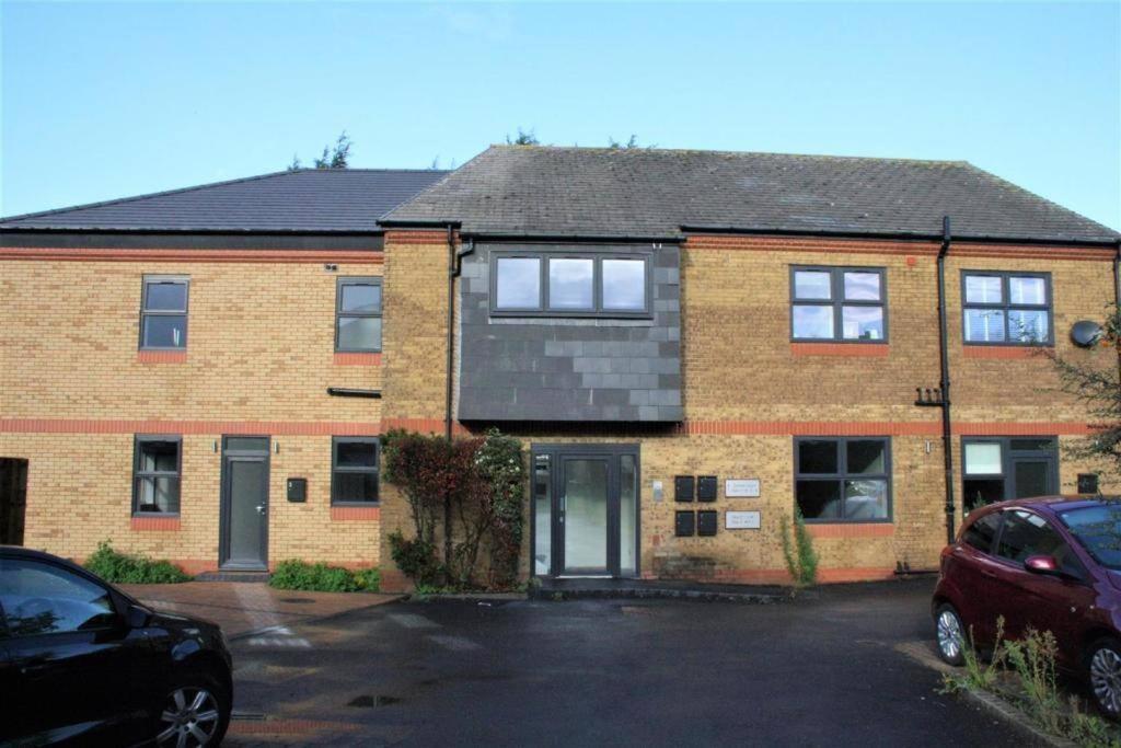 Ferienwohnung Marvellous New Build 2 Bed Flat - 1 Ophelia Court Epsom Exterior foto